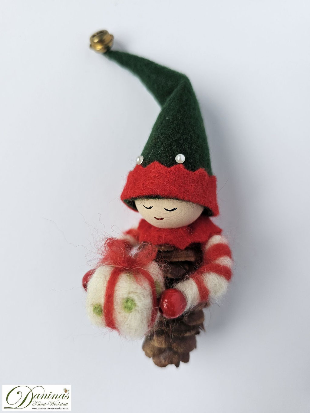 Weihnachtself Figur Jolly, handgefertigt aus kleinem Fichtenzapfen mit grün-roter Mütze aus Filz und goldfarbigem Glöckchen, rot-weißem Jäckchen und einem aus Wolle gefilzten Geschenkspaket