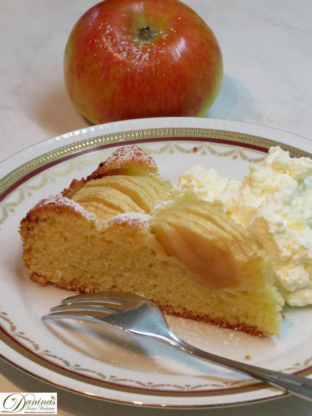 Ein Stück feiner Apfelkuchen mit Schlag