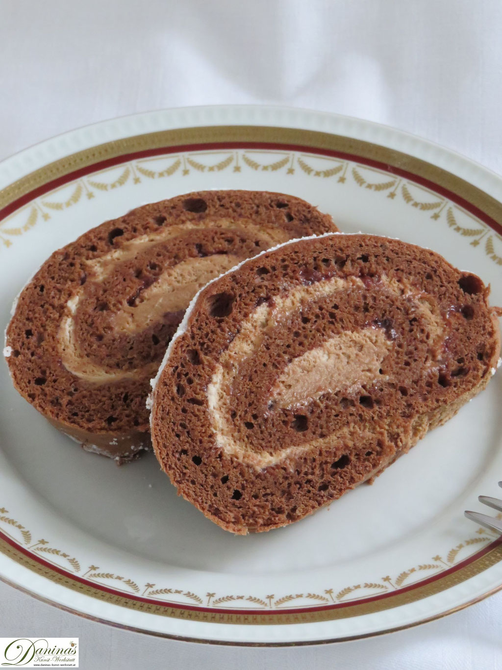 Schoko Biskuitrolle Rezept mit leichter Trüffelcreme