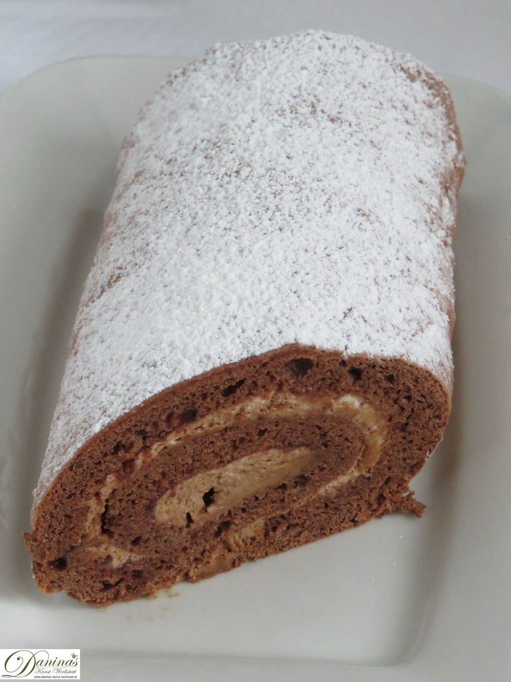 Schokobiskuit Roulade mit feiner Schokosahne