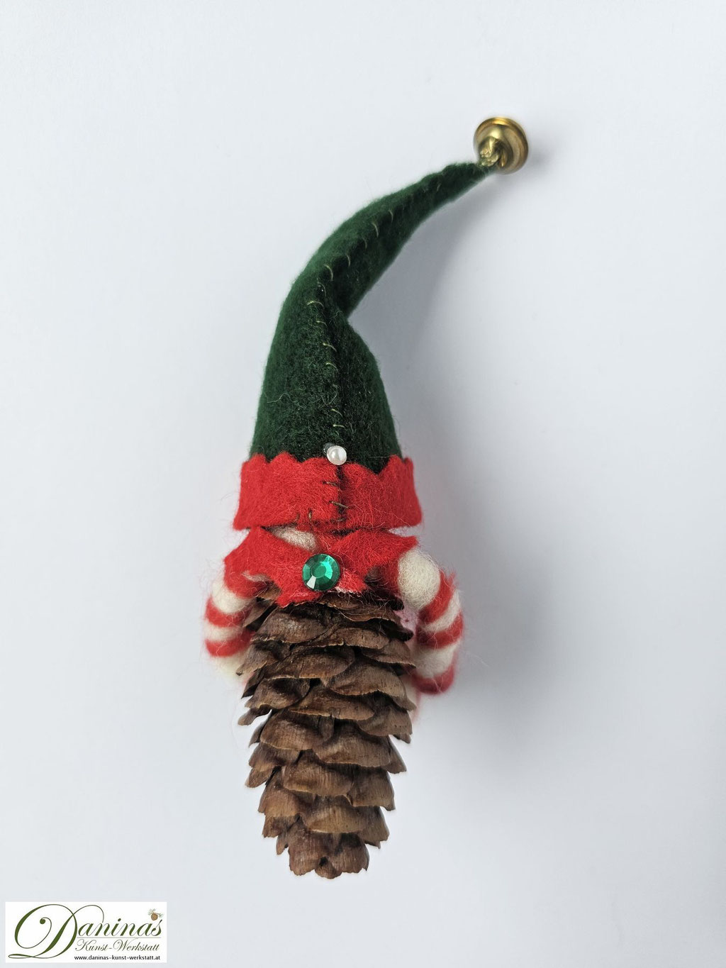Weihnachtself Figur Jolly Rückseite. Handgefertigt aus kleinem Fichtenzapfen mit grün-roter Mütze aus Filz und goldfarbigem Glöckchen, rot-weißem Jäckchen und einem aus Wolle gefilzten Geschenkspaket