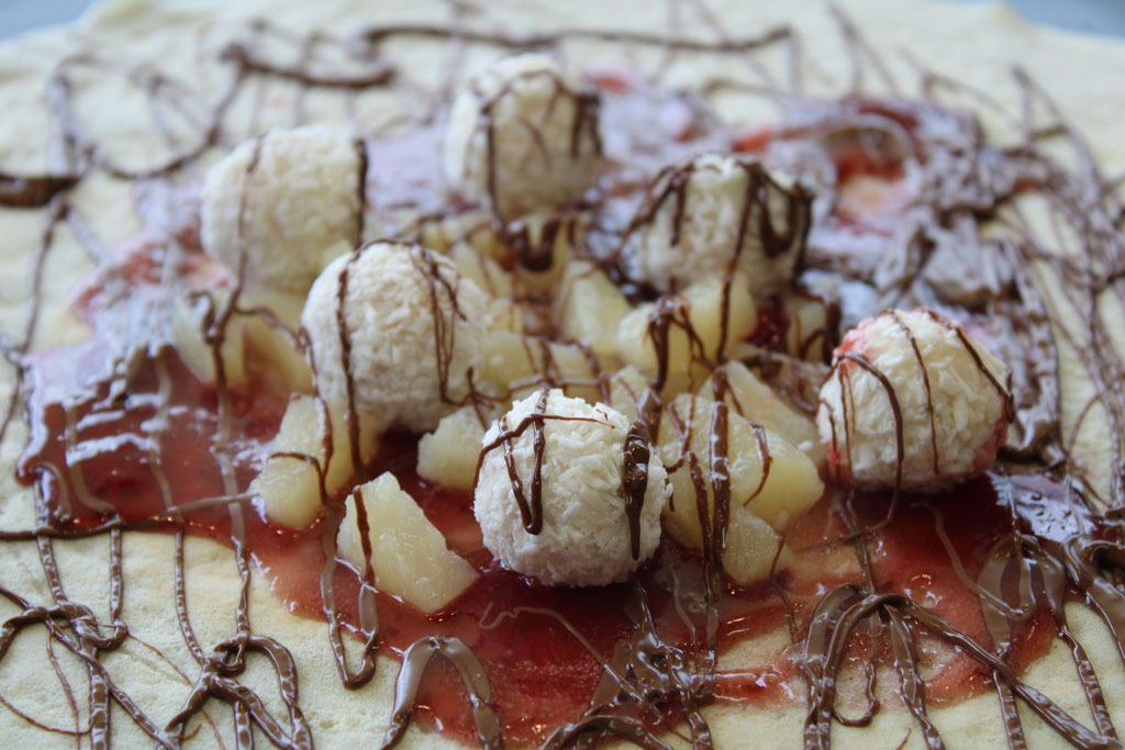 Crêpe mit Nutella und Raffaello und Erdbeerkonfitüre