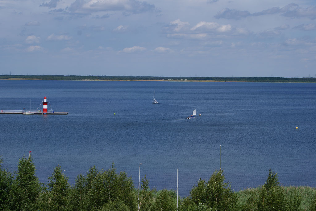 Blick auf den See mit Leuchtturm