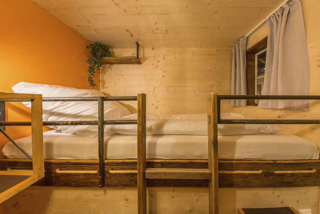 Oberes Bett vom Halben Haus “Orange”