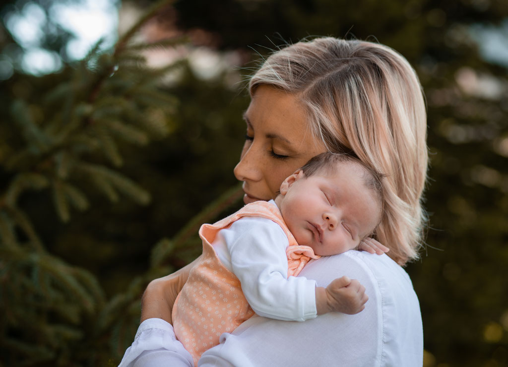 Mama mit Neugeborenem auf dem Arm in Landshut