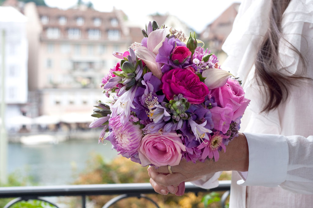 Brautstrauss mit rosa Sommergartenblumen  |  170 CHF