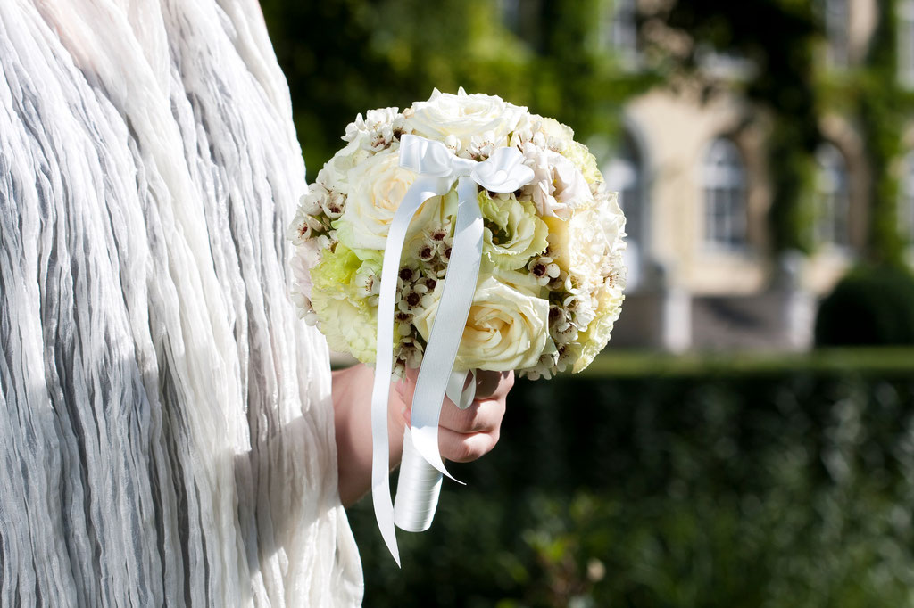 Brautstrauss mit weissen Rosen und Wachsblumen  |  165 CHF