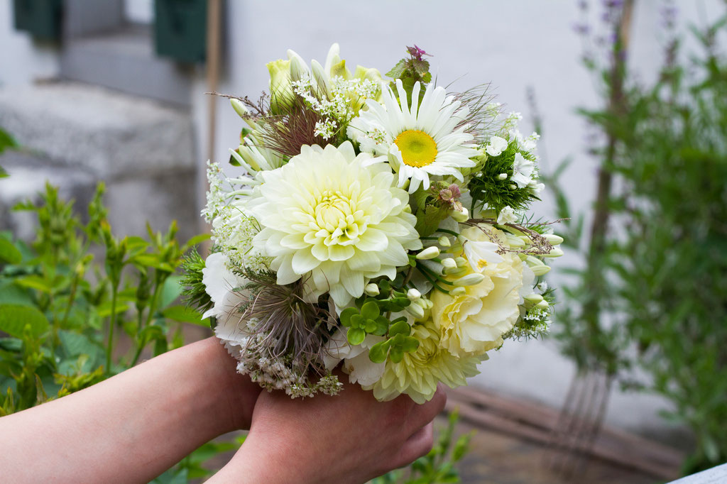 Brautstrauss mit sommerlichen Gartenblumen  |  130 CHF