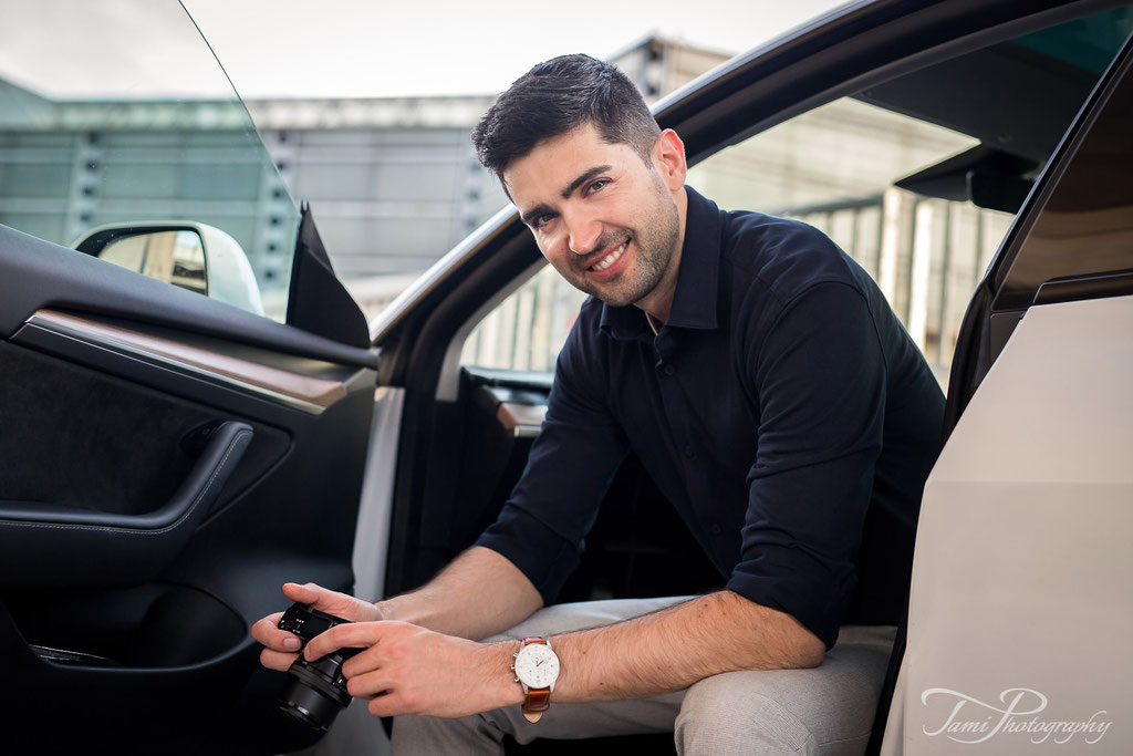 orträt eines Mannes mit dem Auto – professionelles Outdoor-Fotoshooting für Dating-Plattformen und Social Media