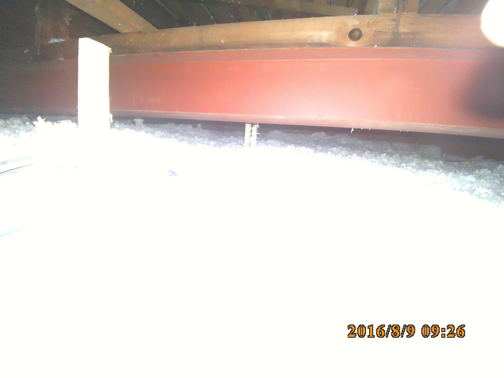 天井裏はｱｸﾘｱﾌﾞﾛｰ吹き込み厚さ230㎜熱伝導率0.052W/(m･k) 施工は木野内化成産業（株）です｡