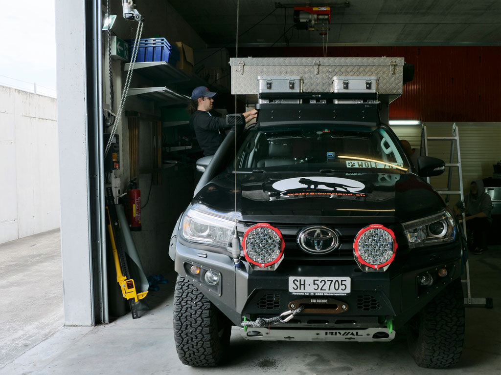 Exkab Defender 130 Wohnkabine Toyota Hilux Pickup camper Revo 2017 2.4 #ProjektBlackwolf truckcamper 4x4 Frontrunner Rocksliders Roofrack Rival skidplate bfgoodrich 285/70R17 33" Tires TJM Sknorkel offroad Tacoma expedition overland wolf78-overland.ch