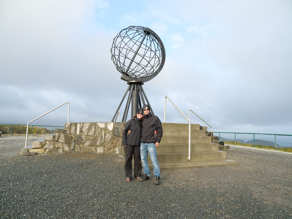 #nordkappundzurück Wolf78 Overland mit unserem Toyota Hilux #Projektblackwolf mit Absetzkabine an der Nordkapp Kugel 71° 10′ 21″N in Norwegen