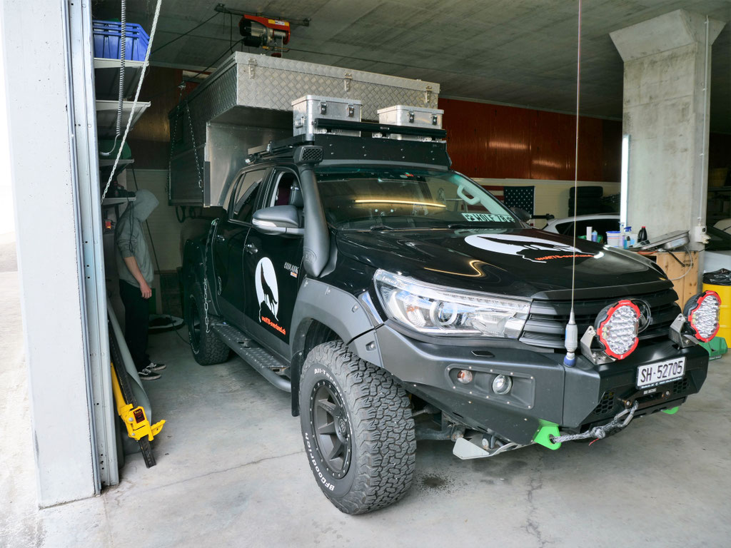 Exkab Defender 130 Wohnkabine Toyota Hilux Pickup camper Revo 2017 2.4 #ProjektBlackwolf truckcamper 4x4 Frontrunner Rocksliders Roofrack Rival skidplate bfgoodrich 285/70R17 33" Tires TJM Sknorkel offroad Tacoma expedition overland wolf78-overland.ch