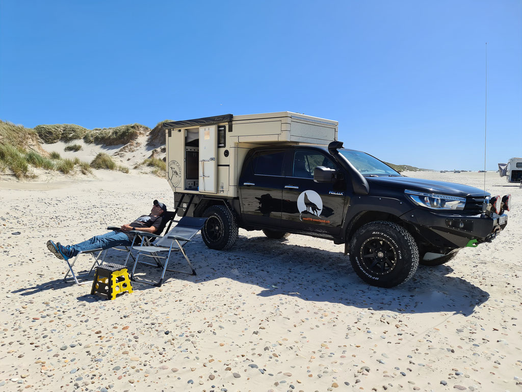 Dänemark Pickup-camper Strand befahrbar Sonnenuntergang Toyota Hilux Arctic Trucks Skandinavien #ProjektBlackwolf wolf78 explore without no limits offroad overland Travel Camping 4x4 AFN4x4 frontrunneroutfitters #BornToRoam Rival4x4 wolf78-overland.ch