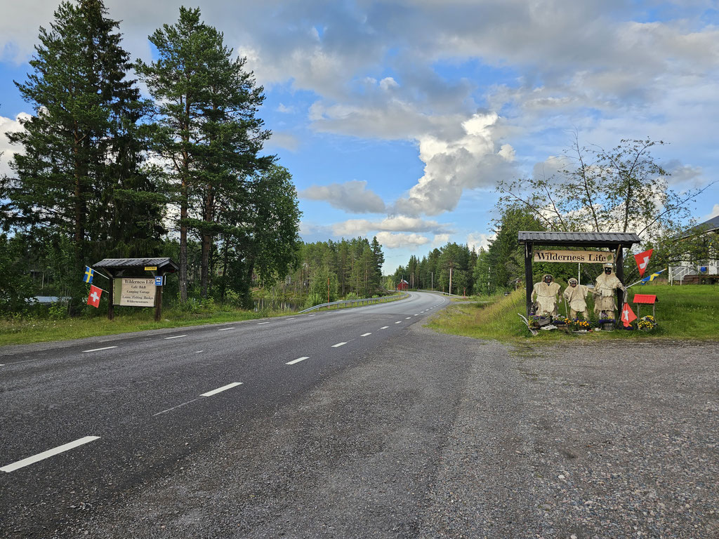 Wildernes-Life Schweden B&B wolf78 overland vanlife #ProjektBlackwolf explore without limits #driveyourownway roadtrip offroad Schweiz Travel Camping #BornToRoam overlandbound Overlandingnomads Pickup Camper Globecamper offroad 195 Toyota Hilux
