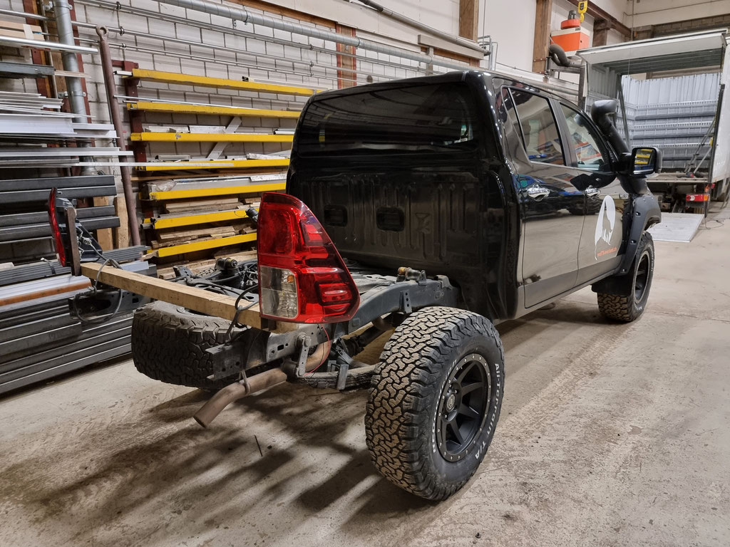 Toyota Hilux Revo 2017 2.4 #ProjektBlackwolf Alu-cab offroad overland expedition 4x4 ARB Fahrwerk Frontrunner Rocksliders Roofrack Rival skidplate  bfgoodrich 285/70R17 33" Tires TJM Sknorkel wolf78-overland.ch