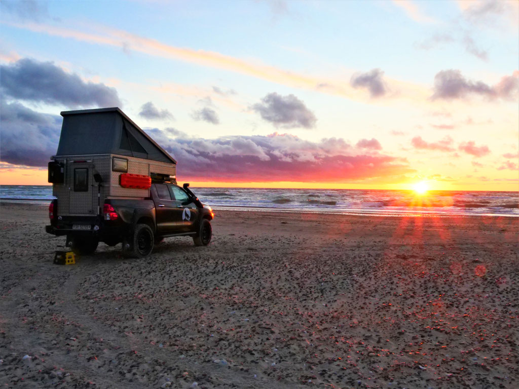 #nordkappundzurück Wolf78 Overland roadtrip mit unserem #Toyota #Hilux Pickup Camper #Projektblackwolf mit der EXKAB 1 am befahrbaren Strand von Børsmose in Dänemark