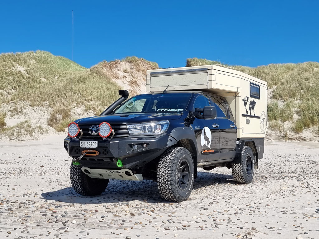 Dänemark Pickup-camper Strand befahrbar Sonnenuntergang Toyota Hilux Arctic Trucks Skandinavien #ProjektBlackwolf wolf78 explore without no limits offroad overland Travel Camping 4x4 AFN4x4 frontrunneroutfitters #BornToRoam Rival4x4 wolf78-overland.ch