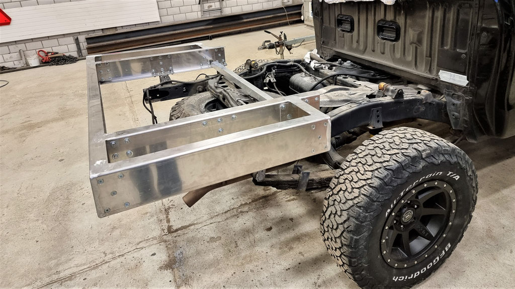 Globe Camper Offroad 195 Wohnkabine für Toyota Hilux Overland Ausbau Projekt Blackwolf, kompakte Pickup Reisekabine für Offroad Reisen, autarke Expeditionskabine für 2 bis 3 Personen mit Fokus auf Langstrecken und Skandinavien Touren