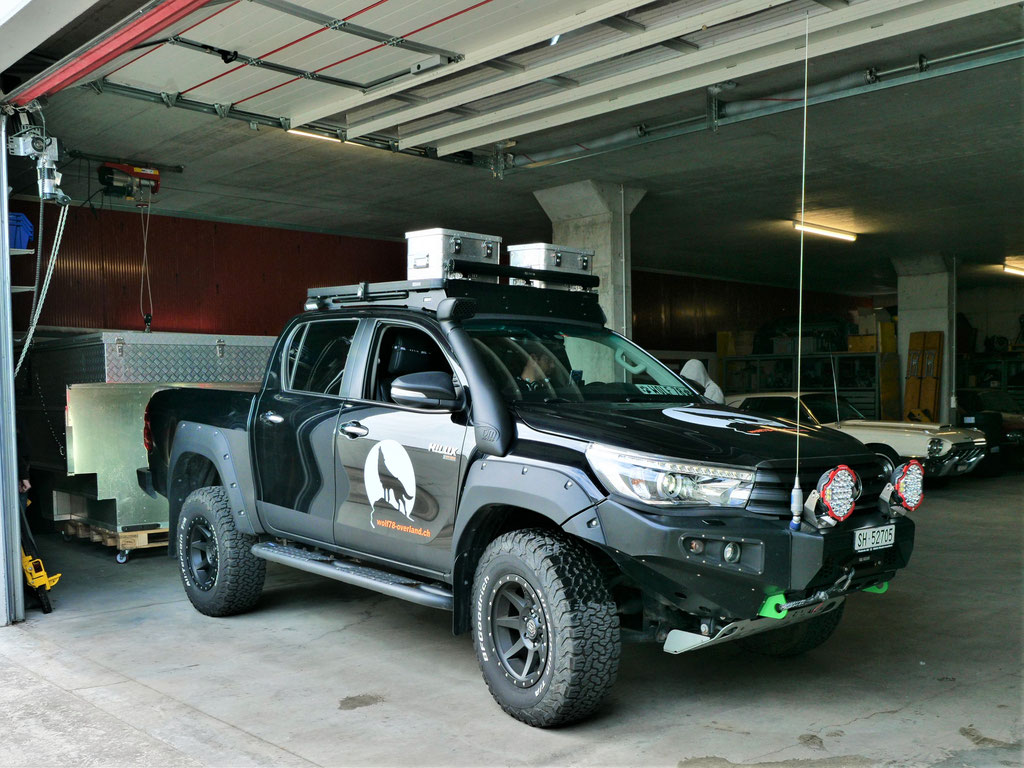 Exkab Defender 130 Wohnkabine Toyota Hilux Pickup camper Revo 2017 2.4 #ProjektBlackwolf truckcamper 4x4 Frontrunner Rocksliders Roofrack Rival skidplate bfgoodrich 285/70R17 33" Tires TJM Sknorkel offroad Tacoma expedition overland wolf78-overland.ch