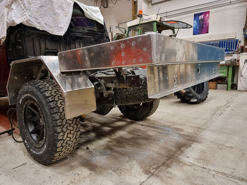 Globe Camper Offroad 195 Wohnkabine für Toyota Hilux Overland Ausbau Projekt Blackwolf, kompakte Pickup Reisekabine für Offroad Reisen, autarke Expeditionskabine für 2 bis 3 Personen mit Fokus auf Langstrecken und Skandinavien Touren