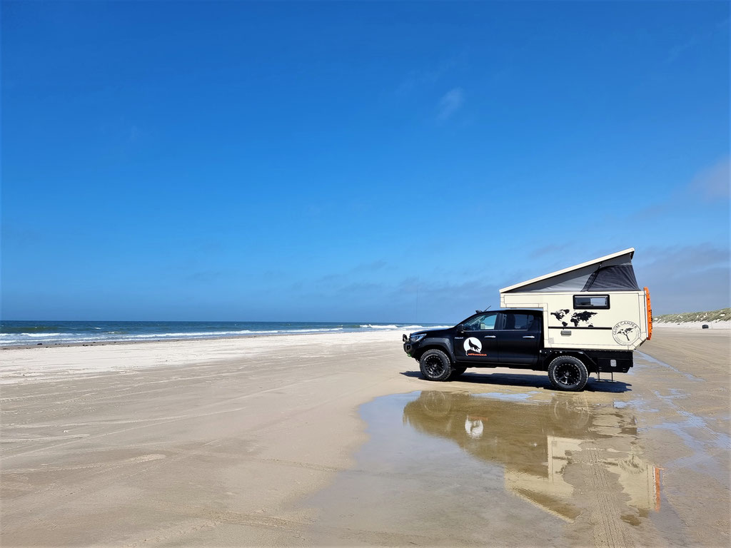 Dänemark Pickup-camper Strand befahrbar Toyota Hilux Arctic Trucks Skandinavien #ProjektBlackwolf wolf78 explore without no limits offroad overland Travel Camping 4x4 AFN4x4 frontrunneroutfitters #BornToRoam Rival4x4 wolf78-overland.ch