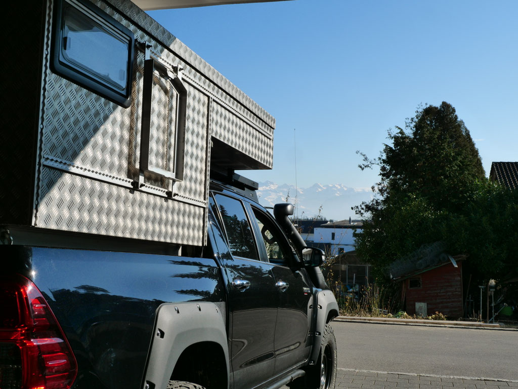 Nestle Toyota Hilux Revo 2017 2.4 #ProjektBlackwolf  truckcamper Wohnkabine 4x4 ARB Fahrwerk Frontrunner Rocksliders Roofrack Rival skidplate  bfgoodrich 285/70R17 33" Tires TJM Sknorkel Exkab 1 offroad Tacoma expedition overland wolf78-overland.ch