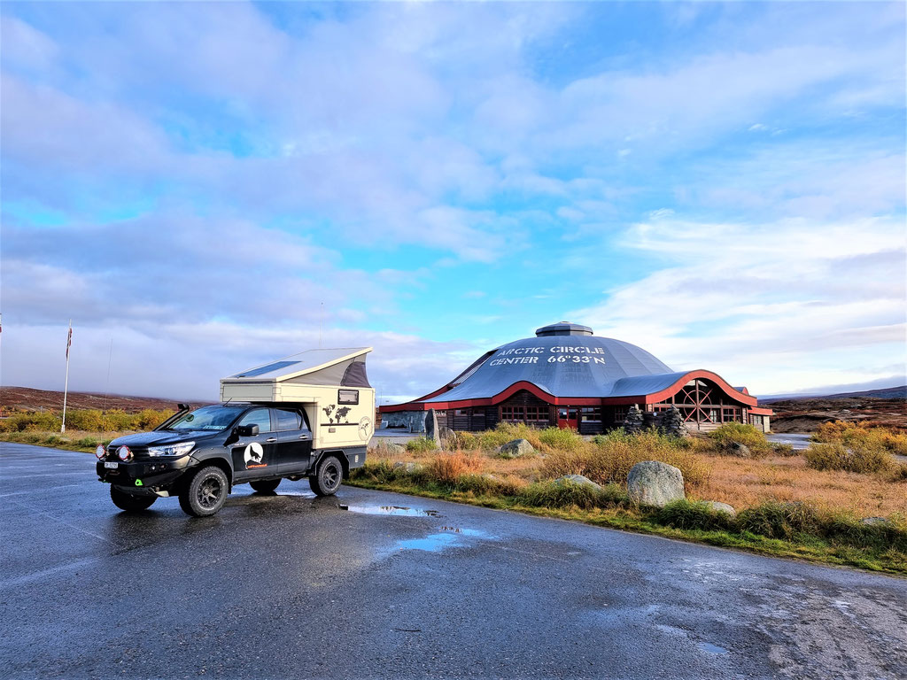 Arctic Circle Center #Norwegen 66"33`N Wolf78 Overland Skandinavien roadtrip mit unserem #Pickupcamper Toyota Hilux #Projektblackwolf Globecamper offroad 195 LTPRTZ DLSS 9" Orkan 140°