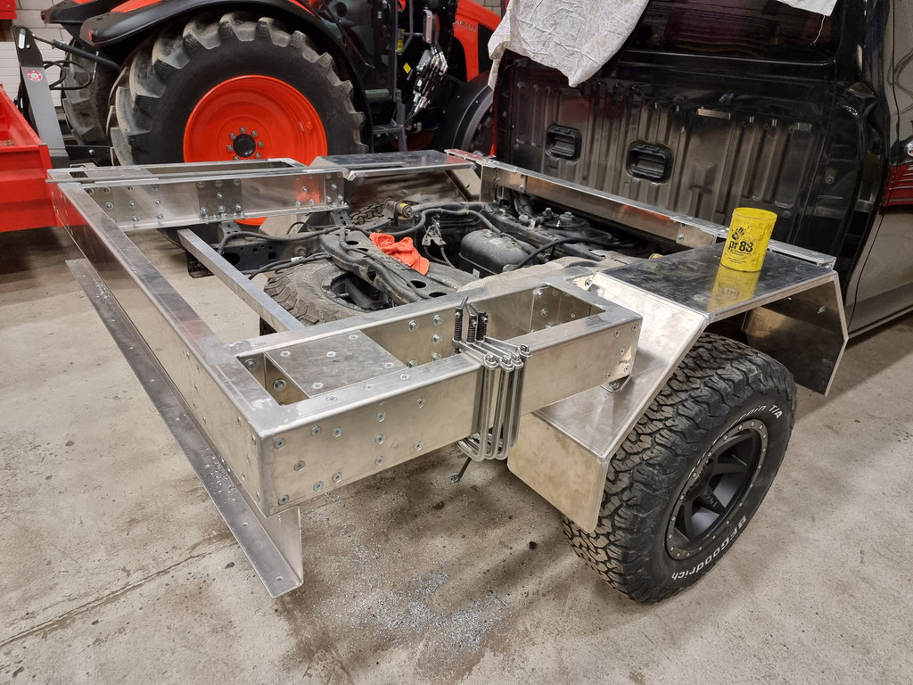 Globe Camper Offroad 195 Wohnkabine für Toyota Hilux Overland Ausbau Projekt Blackwolf, kompakte Pickup Reisekabine für Offroad Reisen, autarke Expeditionskabine für 2 bis 3 Personen mit Fokus auf Langstrecken und Skandinavien Touren