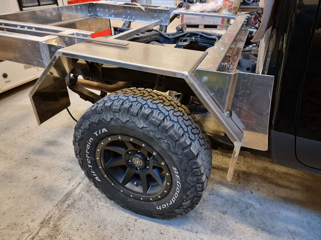 Globe Camper Offroad 195 Wohnkabine für Toyota Hilux Overland Ausbau Projekt Blackwolf, kompakte Pickup Reisekabine für Offroad Reisen, autarke Expeditionskabine für 2 bis 3 Personen mit Fokus auf Langstrecken und Skandinavien Touren