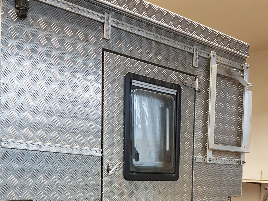 Exkab 1 Toyota Hilux Revo 2017 2.4 #ProjektBlackwolf Solar Sunpower Victron 75/15 Ausbau Interieur Rako Schubladen offroad Tacoma expedition overland wolf78-overland.ch