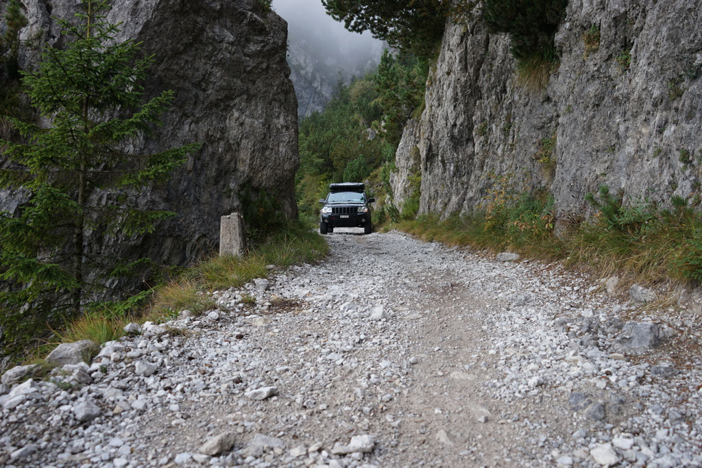 Jeep Grand cherokee 3.0 crd WH WH overland expedition offroad Passo di Tremalzo overlanding mititärstrasse lombarei italien wolf78-overland.ch