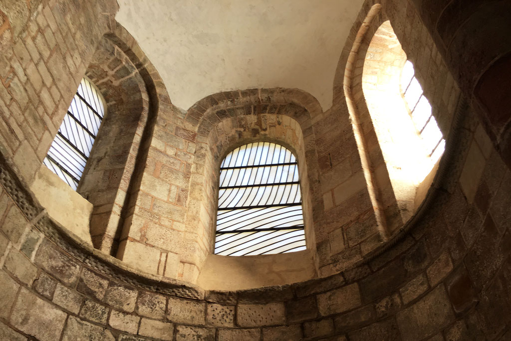 vitraux-de-pierre-soulages-intérieur-d-abbatiale-de-conques-decouvrir-le-patrimoine-aveyron-avec-le-colombier-saint-veran-gite-d'-exception-credit-photo-mcg