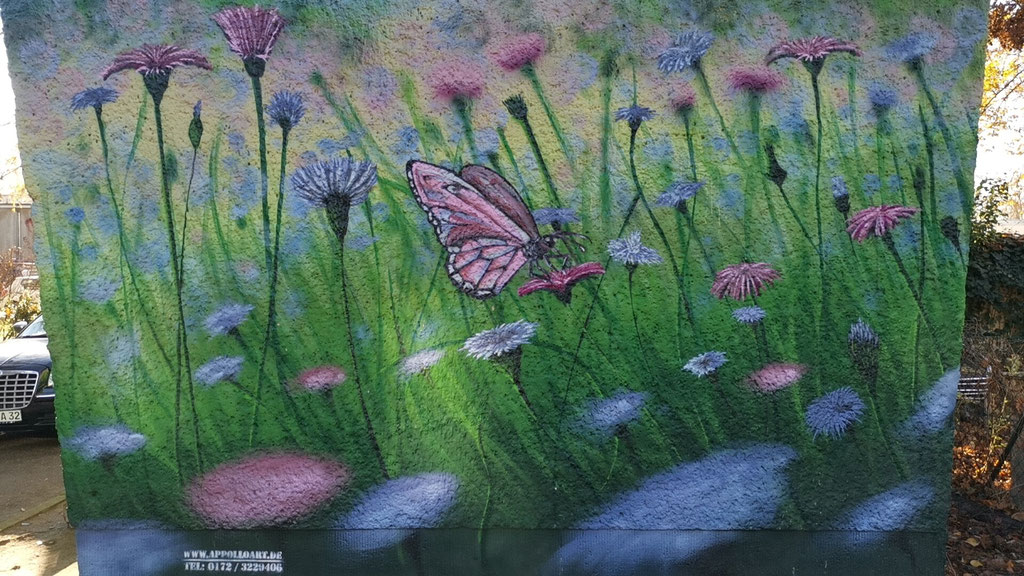 Detailaufnahme einer Wandmalerei mit einem fotorealistischen Eichhörnchen. Hochwertiges Kunsthandwerk für Fassaden, umgesetzt von Appolloart in ganz Deutschland.
