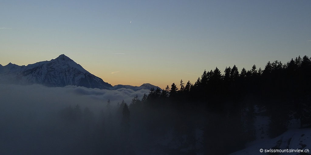 ... und uns sanft in die weisse Suppe eintauchen lässt - glücklicherweise erst kurz vor der Dämmerung... Wunderbar war's dem Nebel zu entfliehen, auch wenn's nur für ein paar Stunden war.