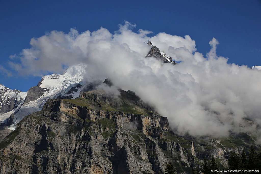 Blick Richtung Jungfrau - eingehüllt in ein Wolkenband