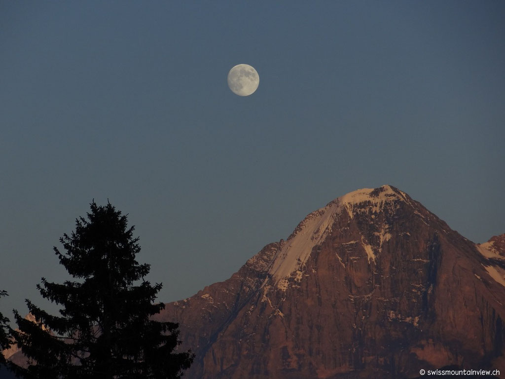 mit Vollmond.