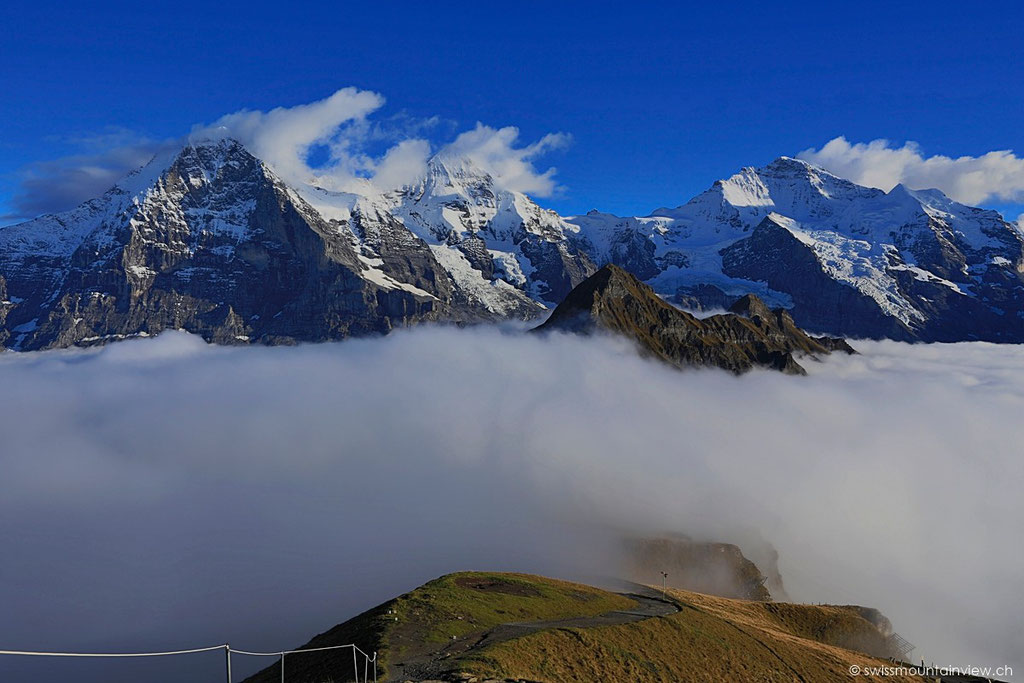 Blick zurück - die Bergstation ist im Nebel eingehüllt.