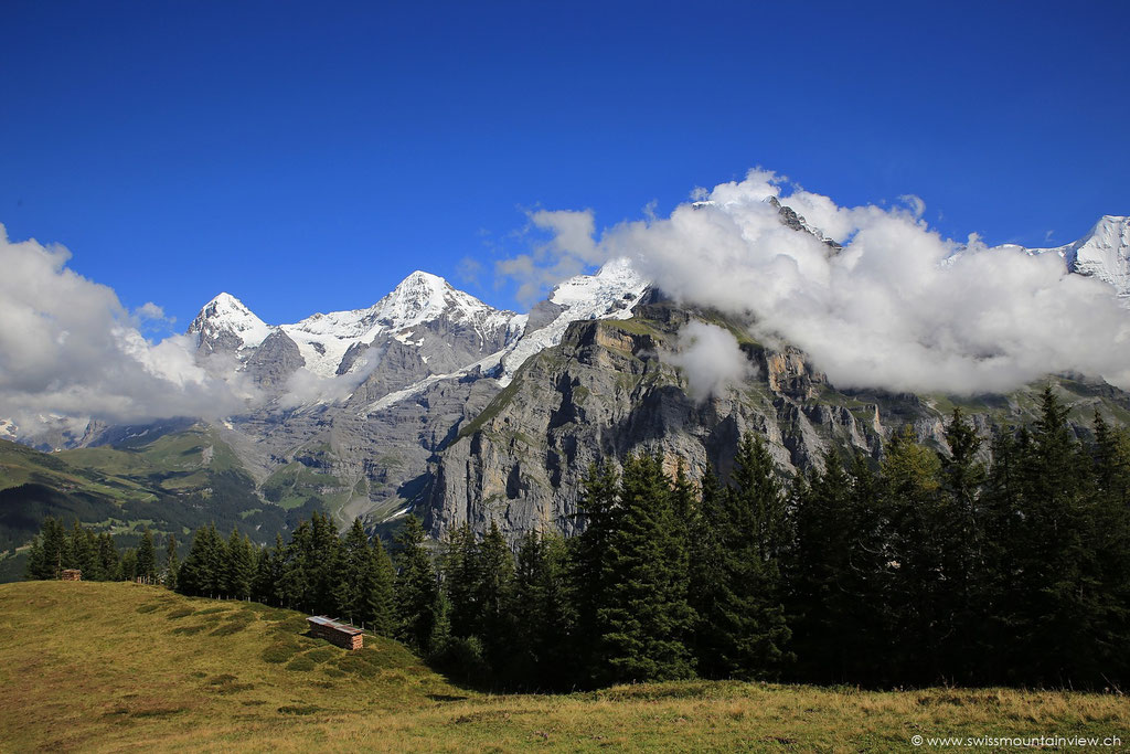 Nach einem kurzen Spaziergang durchs Dorf (10 Minuten) erreiche ich die Allmendhubelbahn, welche mich in 5 Min. auf den Allmendhubel bringt. 
