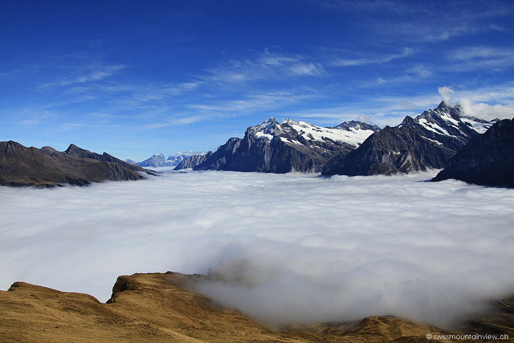 Blick Richtung Wetterhorn - Grindelwald liegt unter der Nebeldecke.