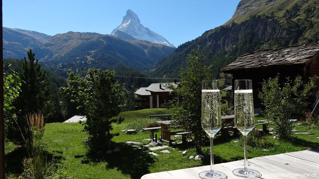 An die hilbe Hauswand gelehnt geniessen wir ein kühles Glas Prosecco im