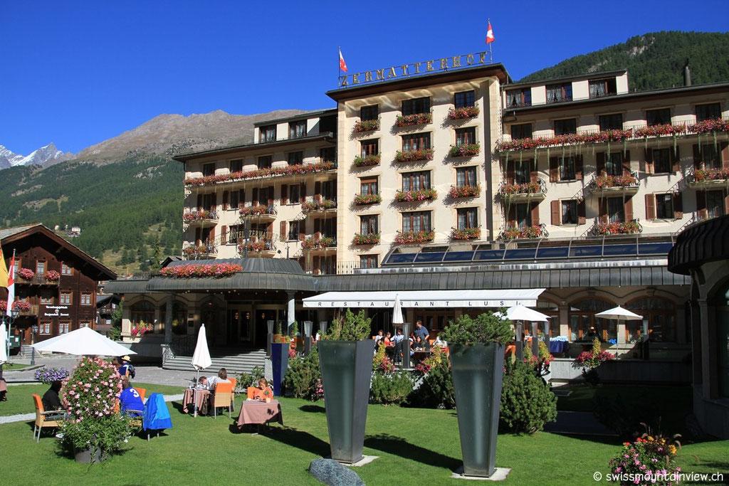 an schicken Hotels vorbei zurück in die Alpen Lodge.
