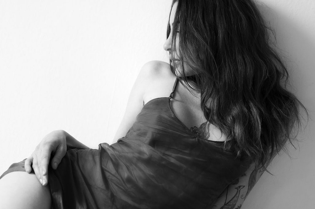 Schwarz weiß Bild von Frau die erotisch beim Boudoir Shooting posiert