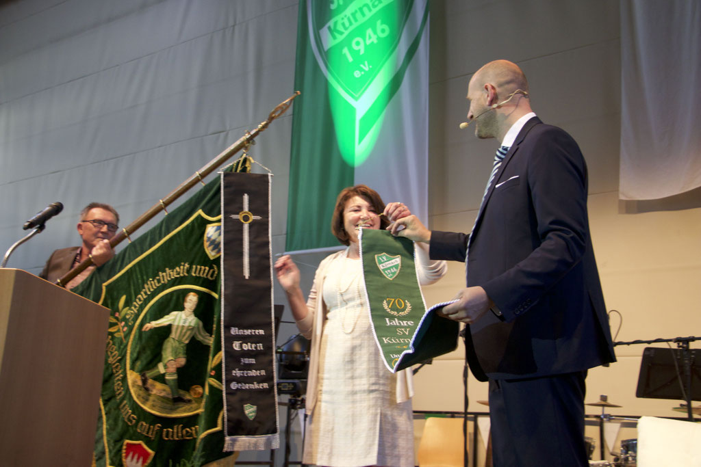 Befestigung des neuen Fahnenbandes Foto: Matthias Demel