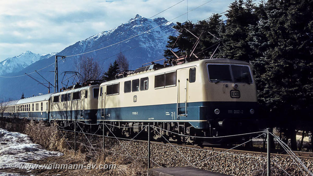 BR 111 Doppeltraktion nahe des Haltepunktes Kainzenbad in Garmisch-Partenkirchen (1979)