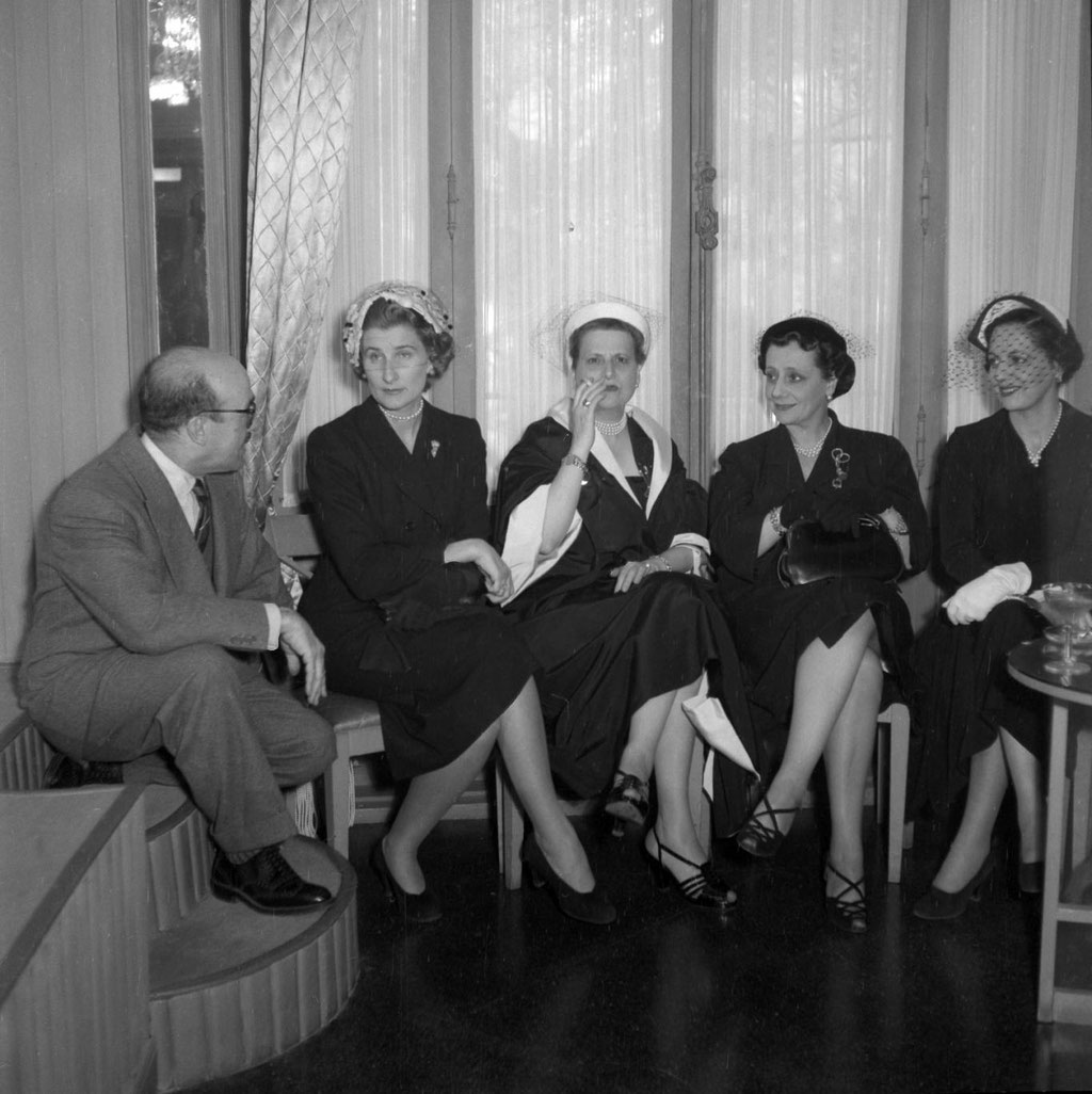 El modista Marbel y clientas_1952