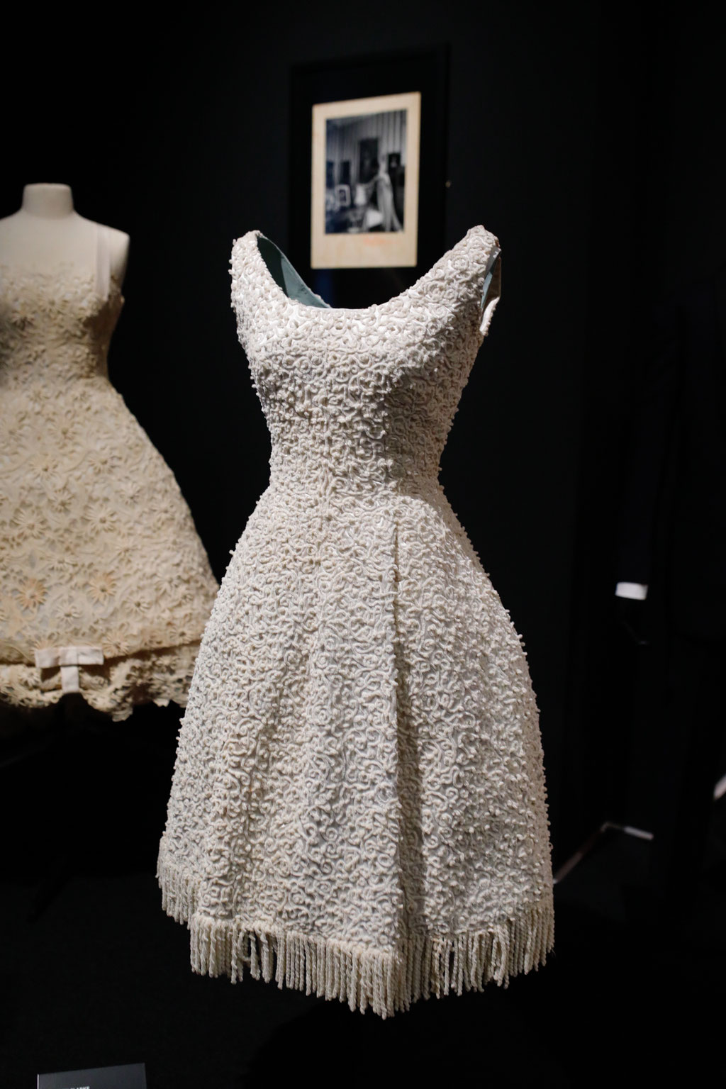 Pertegaz, vestido de coctel 1960, para la Duquesa de Alba. Confeccionado en raso y bordado con cordoncillo de chenilla 