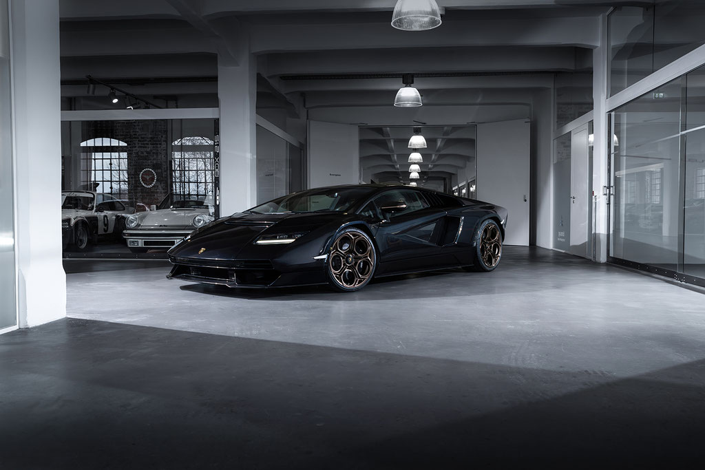 Automotive Fotograf Frankfurt, Lifestyle Fotograf Deutschland, Commercial Photographer, Auto-Inszenierung, High-End Fotografie, Werbefotograf, Portraitfotograf, Car Photographer Europe, Social Media Content, Studiofotografie, Lichtdesign