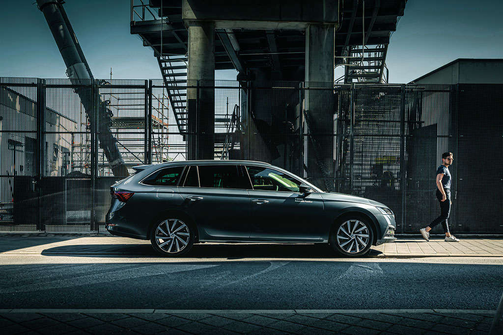 Automotive Fotograf Frankfurt, Lifestyle Fotograf Deutschland, Commercial Photographer, Auto-Inszenierung, High-End Fotografie, Werbefotograf, Portraitfotograf, Car Photographer Europe, Social Media Content, Studiofotografie, Lichtdesign