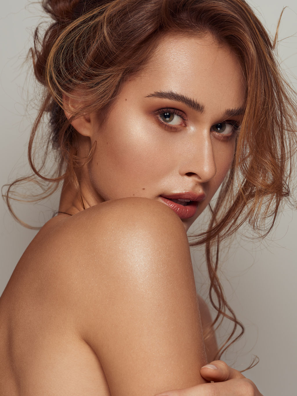 Werbefotografie Styling: Hair-Styling mit Soft-Glam Make-up, natürlicher Look mit definierter Haut